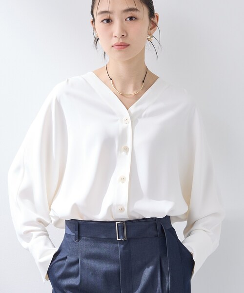 INDIVI(インディヴィ)の「【洗える/UVケア/マットサテン】Vネックドルマンスリーブブラウス(シャツ/ブラウス・レディース・ネイビー/パープル/ホワイト・38/13/05/34/15 )」の17枚目の写真