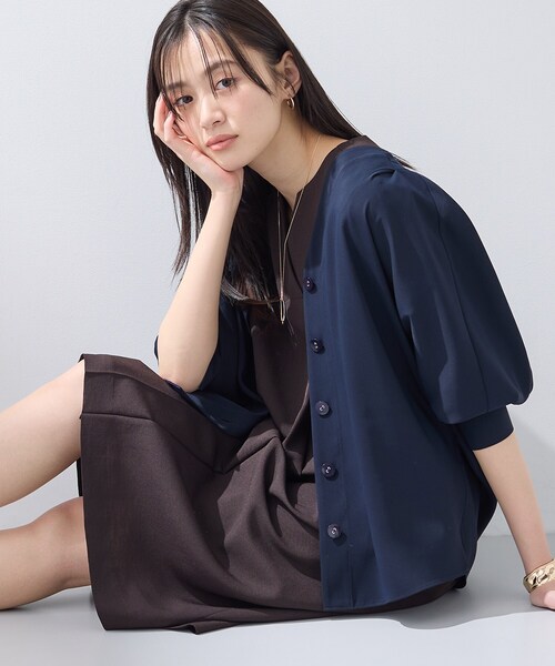 INDIVI(インディヴィ)の「【洗える/UVケア/マットサテン】Vネックドルマンスリーブブラウス(シャツ/ブラウス・レディース・ネイビー/パープル/ホワイト・38/13/05/34/15 )」の4枚目の写真