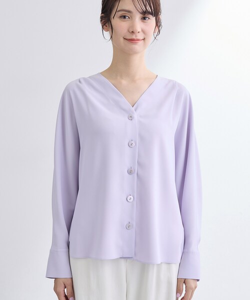 INDIVI(インディヴィ)の「【洗える/UVケア/マットサテン】Vネックドルマンスリーブブラウス(シャツ/ブラウス・レディース・ネイビー/パープル/ホワイト・38/13/05/34/15 )」の5枚目の写真