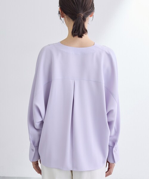 INDIVI(インディヴィ)の「【洗える/UVケア/マットサテン】Vネックドルマンスリーブブラウス(シャツ/ブラウス・レディース・ネイビー/パープル/ホワイト・38/13/05/34/15 )」の7枚目の写真