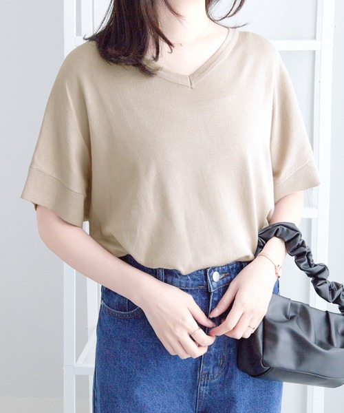 alotta(アロッタ)の「ゆるっと涼やかVネックプルオーバー(ニット/セーター・レディース・オレンジ/グレイッシュベージュ/ホワイト×ブラック/ブラック/ブルー・M/L/LL)」の14枚目の写真