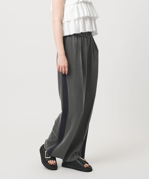ASTRAET(アストラット)の「<ASTRAET>キュプラ サテン ソクショウ ワイドパンツ(その他パンツ・レディース・ダークグレー/ブラック・00/0/1)」の2枚目の写真