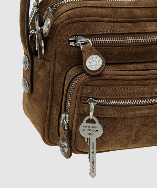 Acne Studios（アクネストゥディオズ）の「Camero Party Suede V（ショルダーバッグ・レディース・その他・ONE SIZE）」の3枚目の写真