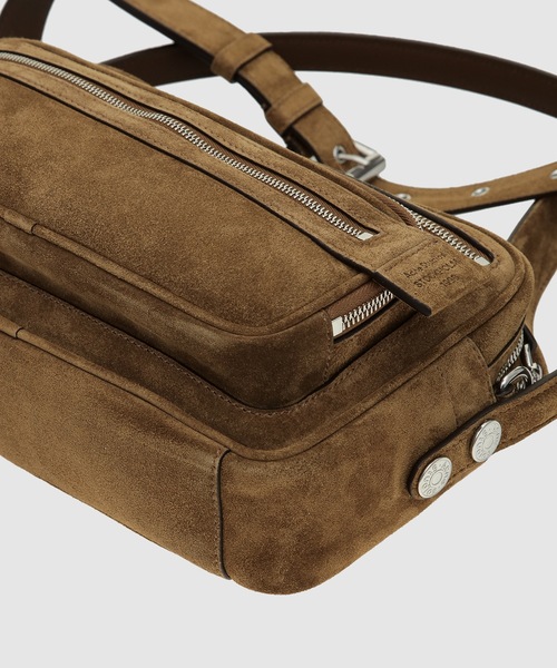 Acne Studios（アクネストゥディオズ）の「Camero Party Suede V（ショルダーバッグ・レディース・その他・ONE SIZE）」の4枚目の写真