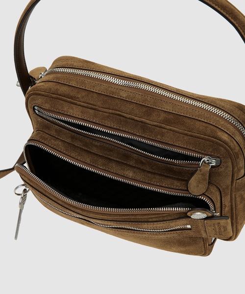 Acne Studios（アクネストゥディオズ）の「Camero Party Suede V（ショルダーバッグ・レディース・その他・ONE SIZE）」の5枚目の写真