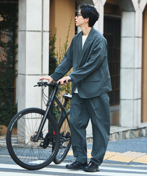 FREAK'S STORE（フリークスストア）の「限定展開 AiRide/エアライド リラックスフィット ポケッタブルトラベルセットアップ/テーラードジャケット/ワイドテーパードパンツ/吸水速乾/UVカット（セットアップ・メンズ・ブラック/グレイッシュベージュ/ネイビー/チャコールグレー・LARGE/MEDIUM/SMALL）」の9枚目の写真