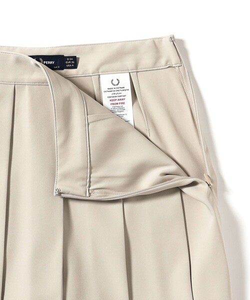 Ray BEAMS(レイビームス)の「【別注】FRED PERRY / プリーツ ショーツ(その他パンツ・レディース・ナチュラル/ブラック・8/10)」の4枚目の写真