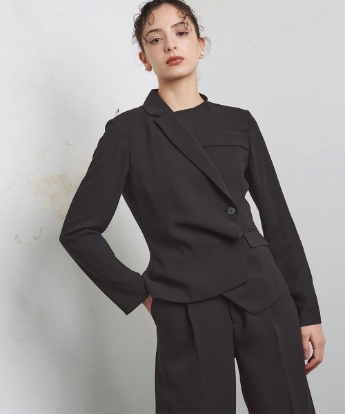 Callarus Black Formal（カラルスブラックフォーマル）の「前開きアシメジャケットドッキングデザインブラウス+ワイドパンツセットアップ〔Callarus〕洗える防しわ（スーツセット・レディース・ブラック・M/L/LL/3L）」の2枚目の写真