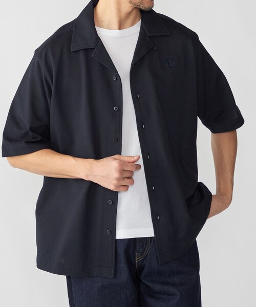 SHIPS（シップス）の「【SHIPS別注】FRED PERRY: ワンポイント ロゴ ピケ オープンカラーシャツ（シャツ/ブラウス・メンズ・ダークグレー/ネイビー・X-LARGE/LARGE/MEDIUM/SMALL）」の2枚目の写真