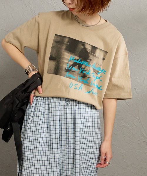 Manhattan Portage（マンハッタンポーテージ）の「【WEB先行予約】［MANHATTAN PORTAGE/マンハッタンポーテージ］ 別注 フォトプリントTシャツ（Tシャツ/カットソー・レディース・ベージュ/ホワイト/ネイビー・M/S/XL/L）」の2枚目の写真