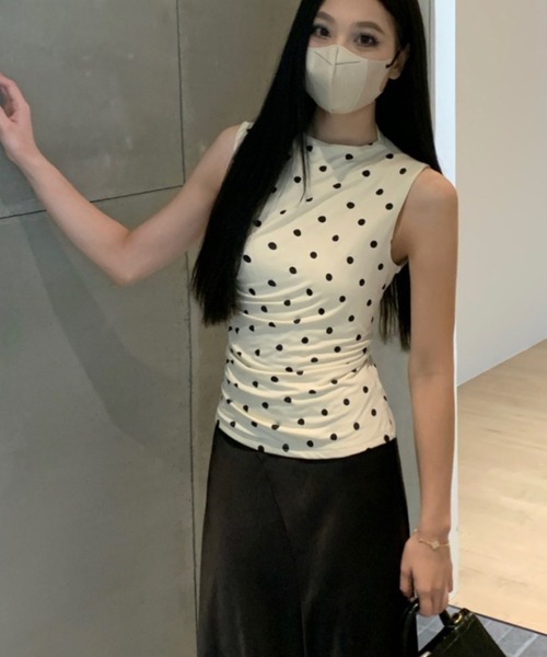 Sibra（シブラ）の「ドット柄ハイネックノースリーブシャーリングトップス（タンクトップ・レディース・ブラック/アイボリー・M）」の6枚目の写真