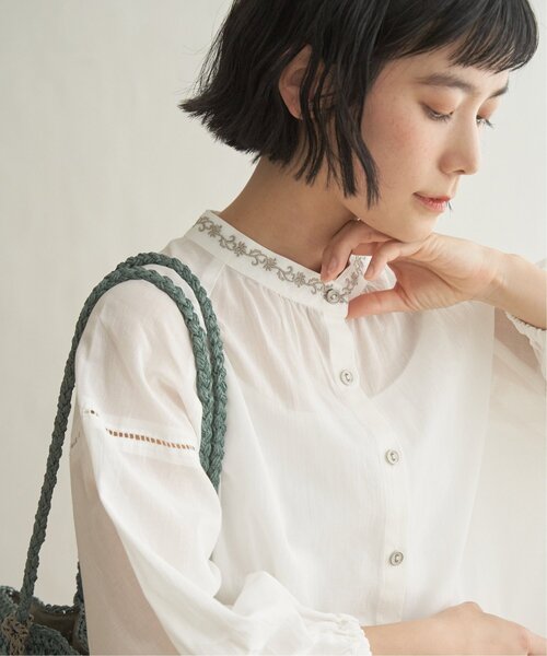 LBC(エルビーシー)の「エクリュ 刺繍ギャザーチュニック(シャツ/ブラウス・レディース・ホワイト/ダークネイビー/ピンク・M)」の8枚目の写真
