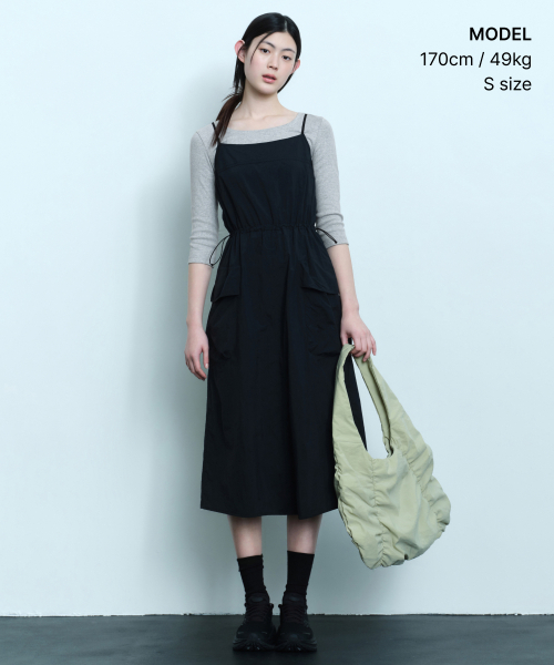 MUSINSA STANDARD WOMAN（ムシンサスタンダードウーマン）の「ウィメンズナイロンスリーブレスカーゴドレス[ブラック]（ワンピース・レディース・その他・X-SMALL/SMALL/MEDIUM/LARGE）」の2枚目の写真