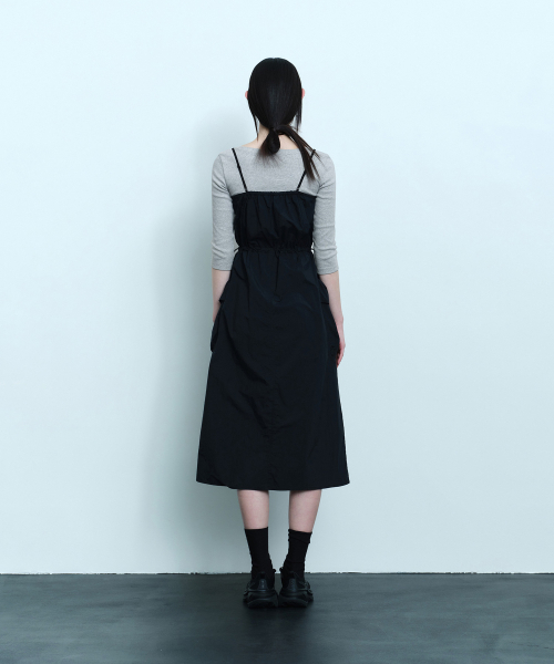 MUSINSA STANDARD WOMAN（ムシンサスタンダードウーマン）の「ウィメンズナイロンスリーブレスカーゴドレス[ブラック]（ワンピース・レディース・その他・X-SMALL/SMALL/MEDIUM/LARGE）」の3枚目の写真