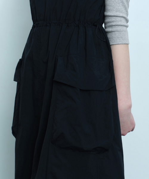 MUSINSA STANDARD WOMAN（ムシンサスタンダードウーマン）の「ウィメンズナイロンスリーブレスカーゴドレス[ブラック]（ワンピース・レディース・その他・X-SMALL/SMALL/MEDIUM/LARGE）」の5枚目の写真