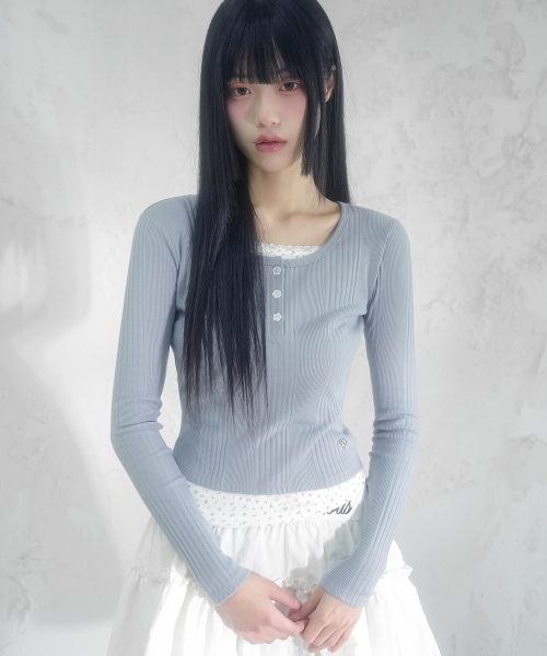 Vivacious（ビバシャス）の「ミュリエルフラワーパンチングレイヤードT_5Colors（Tシャツ/カットソー・レディース・ブラック/ライトグレー/アイボリー/ネイビー/スカイブルー・SMALL/MEDIUM）」の6枚目の写真