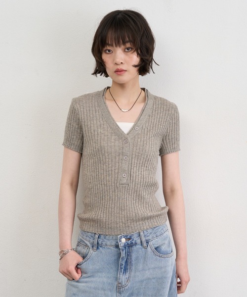 NUJOH(ヌゾ)の「Henley Rib Knit Top / ヘンリーリブニットトップス(ニット/セーター・レディース・グレー/ライトベージュ/アイボリー/ライトブルー・FREE)」の1枚目の写真