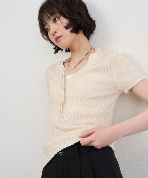 NUJOH(ヌゾ)の「Henley Rib Knit Top / ヘンリーリブニットトップス(ニット/セーター・レディース・グレー/ライトベージュ/アイボリー/ライトブルー・FREE)」の3枚目の写真