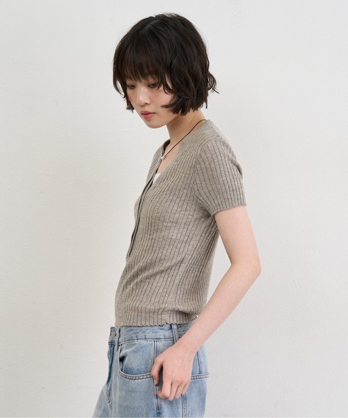 NUJOH(ヌゾ)の「Henley Rib Knit Top / ヘンリーリブニットトップス(ニット/セーター・レディース・グレー/ライトベージュ/アイボリー/ライトブルー・FREE)」の6枚目の写真