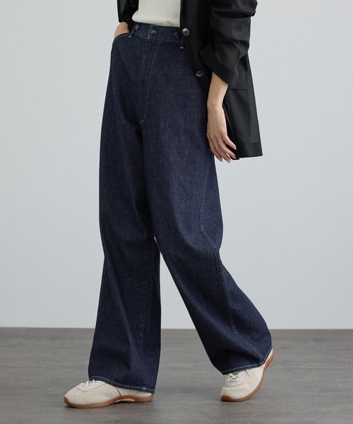 KURO(クロ)の「【KURO for SALON(クロ)】別注EASY TUCK DENIM INDIGO / デニムパンツ(デニムパンツ・レディース・ネイビー・1/0)」の1枚目の写真