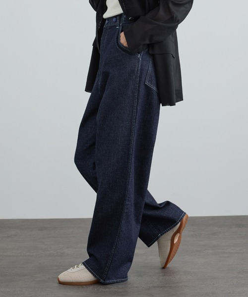 KURO(クロ)の「【KURO for SALON(クロ)】別注EASY TUCK DENIM INDIGO / デニムパンツ(デニムパンツ・レディース・ネイビー・1/0)」の4枚目の写真