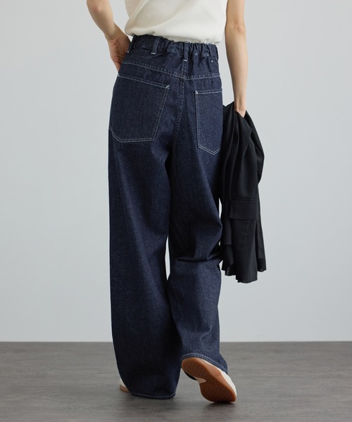 KURO(クロ)の「【KURO for SALON(クロ)】別注EASY TUCK DENIM INDIGO / デニムパンツ(デニムパンツ・レディース・ネイビー・1/0)」の5枚目の写真