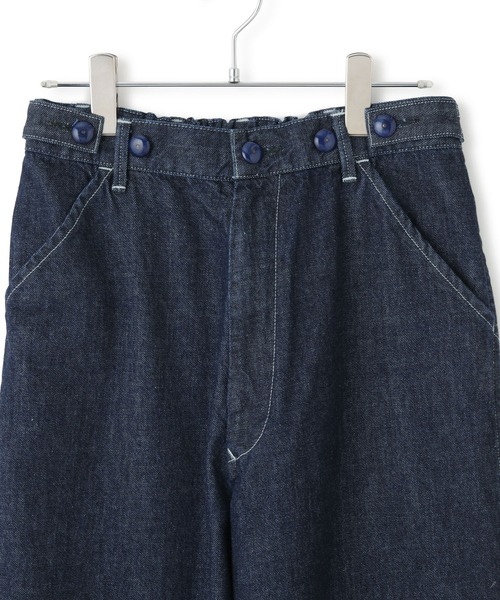 KURO(クロ)の「【KURO for SALON(クロ)】別注EASY TUCK DENIM INDIGO / デニムパンツ(デニムパンツ・レディース・ネイビー・1/0)」の8枚目の写真