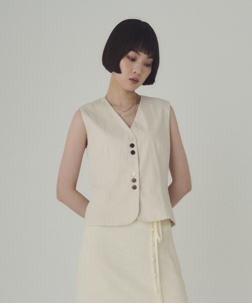 SOYEN(ソイエン)の「トリプルボタンコンパクトジレベスト/セットアップ可(ベスト・レディース・アイボリー/カーキ・F)」の1枚目の写真