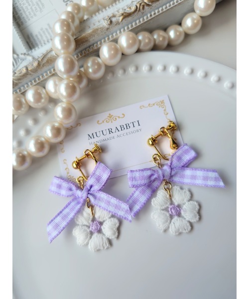 VIBGYOR(ヴィブジョー)の「【MUURABBTI】ギンガムチェックリボンとお花のイヤリング(MA)(イヤリング・レディース・パープル/ピンク・FREE)」の1枚目の写真