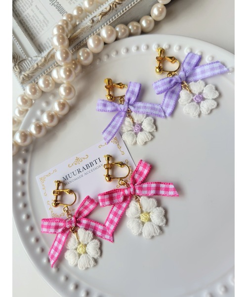VIBGYOR(ヴィブジョー)の「【MUURABBTI】ギンガムチェックリボンとお花のイヤリング(MA)(イヤリング・レディース・パープル/ピンク・FREE)」の3枚目の写真