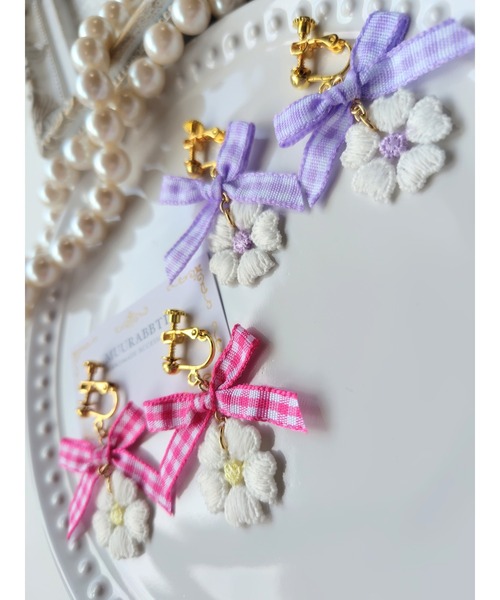 VIBGYOR(ヴィブジョー)の「【MUURABBTI】ギンガムチェックリボンとお花のイヤリング(MA)(イヤリング・レディース・パープル/ピンク・FREE)」の4枚目の写真