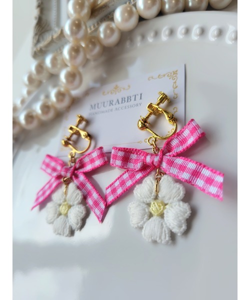 VIBGYOR(ヴィブジョー)の「【MUURABBTI】ギンガムチェックリボンとお花のイヤリング(MA)(イヤリング・レディース・パープル/ピンク・FREE)」の5枚目の写真
