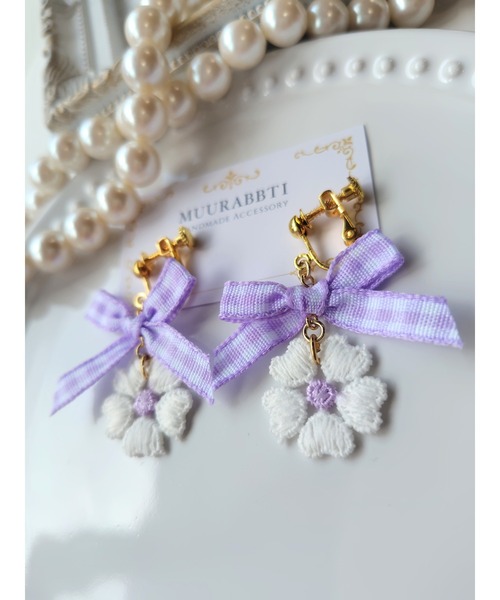 VIBGYOR(ヴィブジョー)の「【MUURABBTI】ギンガムチェックリボンとお花のイヤリング(MA)(イヤリング・レディース・パープル/ピンク・FREE)」の6枚目の写真