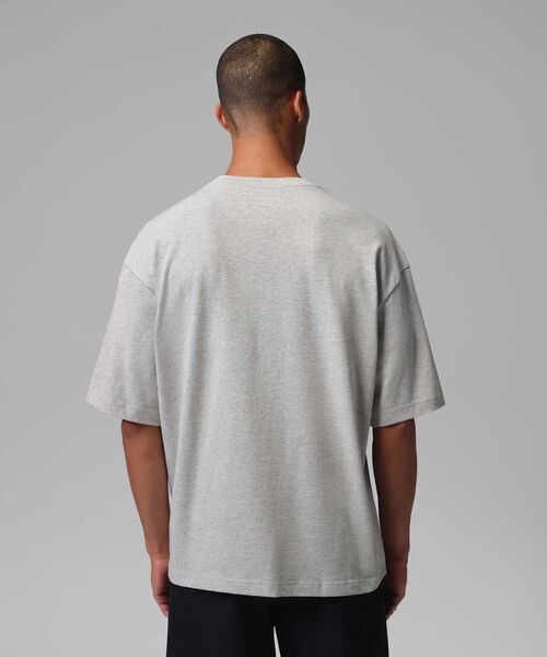 JORDAN BRAND(ジョーダンブランド)の「ジョーダン フライト メンズ オーバーサイズド グラフィック Tシャツ / Jordan Flight Men's Oversized Graphic T-Shirt IF3133-050 Grey Heather(Tシャツ/カットソー・メンズ・霜降りグレー・S/L/2XL/XS/XL/M)」の2枚目の写真