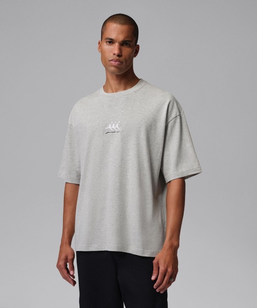 JORDAN BRAND(ジョーダンブランド)の「ジョーダン フライト メンズ オーバーサイズド グラフィック Tシャツ / Jordan Flight Men's Oversized Graphic T-Shirt IF3133-050 Grey Heather(Tシャツ/カットソー・メンズ・霜降りグレー・S/L/2XL/XS/XL/M)」の1枚目の写真