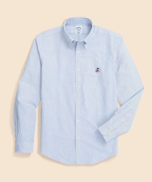 BROOKS BROTHERS(ブルックスブラザーズ)の「【アメリカ建国250th記念】オックスフォード 星条旗GFロゴ キャンディストライプ ポロカラーシャツ Regular Fit(シャツ/ブラウス・メンズ・ホワイト×ブルー・SMALL/MEDIUM/LARGE)」の1枚目の写真