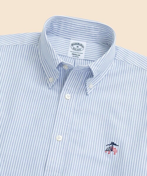 BROOKS BROTHERS(ブルックスブラザーズ)の「【アメリカ建国250th記念】オックスフォード 星条旗GFロゴ キャンディストライプ ポロカラーシャツ Regular Fit(シャツ/ブラウス・メンズ・ホワイト×ブルー・SMALL/MEDIUM/LARGE)」の3枚目の写真