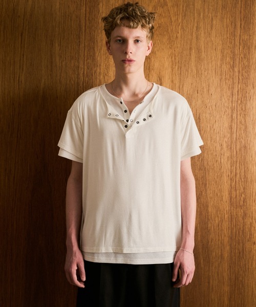 2PIECE HENLEY‑NECK H/S TEE — двухслойная футболка с воротником‑хенли, короткий рукав