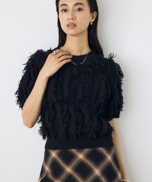AZUL by moussy(アズールバイマウジー)の「【身長/骨格別着用画像あり】フリンジデザイン5分袖ニットトップス 夏服 秋服 半袖(ニット/セーター・レディース・ブラック/ライトグレー/オフホワイト・FREE)」の3枚目の写真