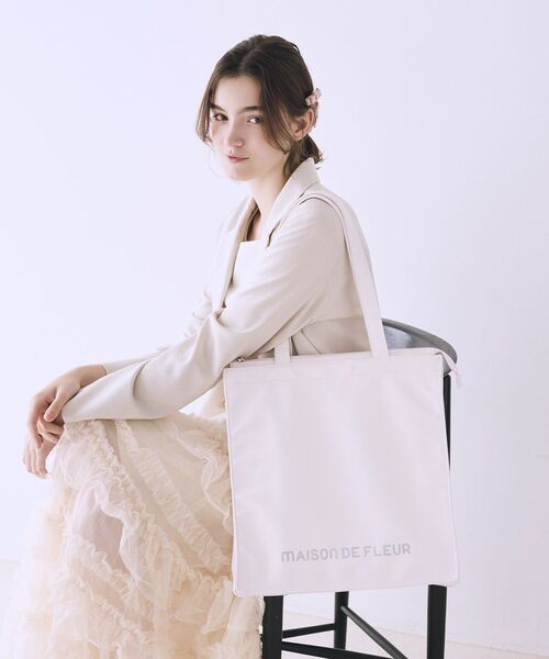 Maison de FLEUR(メゾンドフルール)の「ファスナー付きキャリーオンスクエアトート(トートバッグ・レディース・ブラック/ライトピンク/ラベンダー/ボルドー/ライトブルー・FREE)」の10枚目の写真
