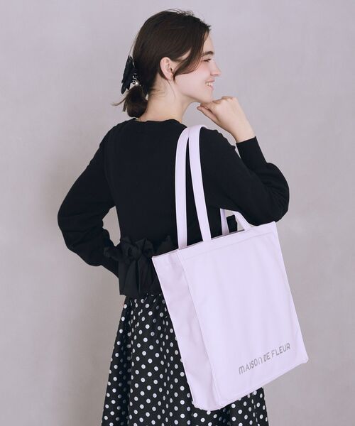 Maison de FLEUR(メゾンドフルール)の「ファスナー付きキャリーオンスクエアトート(トートバッグ・レディース・ブラック/ライトピンク/ラベンダー/ボルドー/ライトブルー・FREE)」の18枚目の写真
