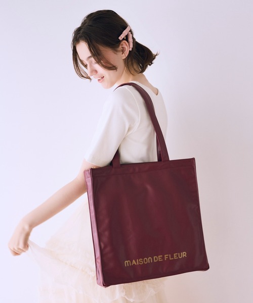 Maison de FLEUR(メゾンドフルール)の「ファスナー付きキャリーオンスクエアトート(トートバッグ・レディース・ブラック/ライトピンク/ラベンダー/ボルドー/ライトブルー・FREE)」の5枚目の写真