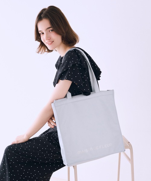 Maison de FLEUR(メゾンドフルール)の「ファスナー付きキャリーオンスクエアトート(トートバッグ・レディース・ブラック/ライトピンク/ラベンダー/ボルドー/ライトブルー・FREE)」の2枚目の写真