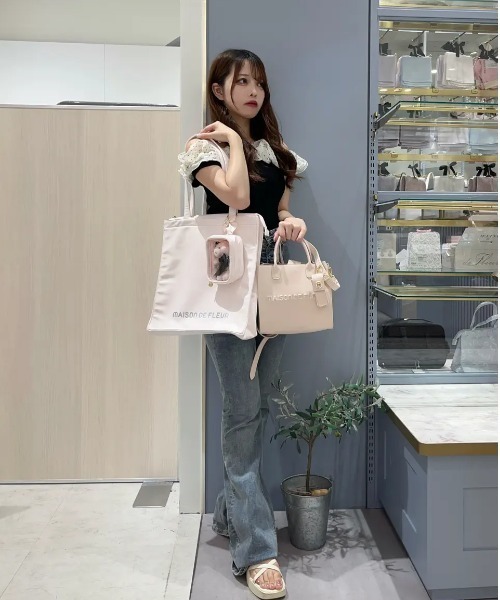 Maison de FLEUR(メゾンドフルール)の「ファスナー付きキャリーオンスクエアトート(トートバッグ・レディース・ブラック/ライトピンク/ラベンダー/ボルドー/ライトブルー・FREE)」の8枚目の写真