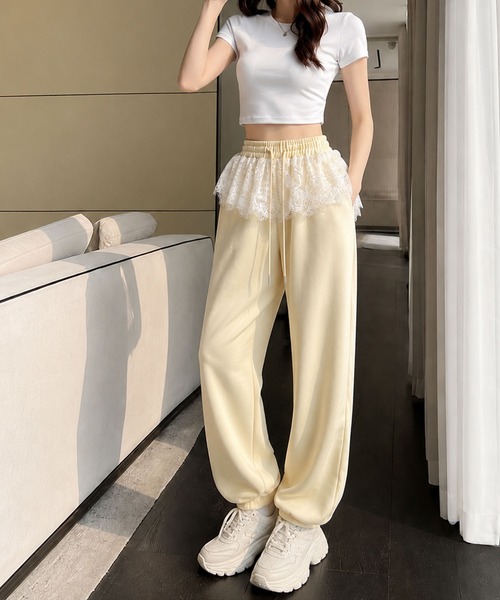 Dewlily（デューリリー）の「レースペプラムが華やぐスウェットパンツ レースペプラムスウェットパンツ（スウェットパンツ・レディース・ライトグレー/アイボリー/ブラック・M/S/XL/L）」の2枚目の写真