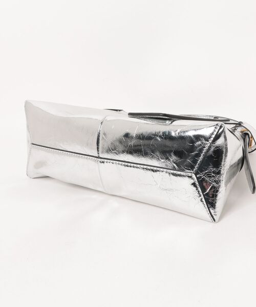 MARC JACOBS(マークジェイコブス)の「METALLIC CRINKLE SMALL SACK BAG/メタリック クリンクル スモール サック バッグ(ショルダーバッグ・レディース・シルバー・ONE SIZE)」の7枚目の写真