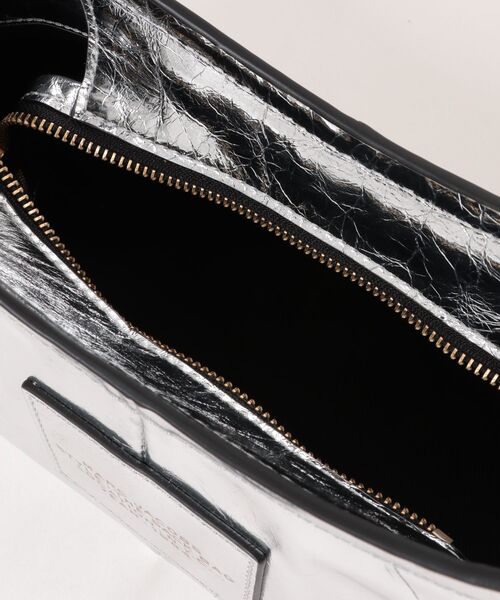 MARC JACOBS(マークジェイコブス)の「METALLIC CRINKLE SMALL SACK BAG/メタリック クリンクル スモール サック バッグ(ショルダーバッグ・レディース・シルバー・ONE SIZE)」の8枚目の写真