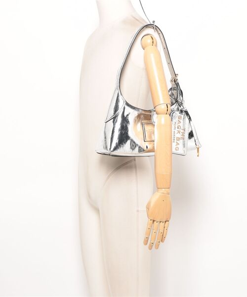 MARC JACOBS(マークジェイコブス)の「METALLIC CRINKLE SMALL SACK BAG/メタリック クリンクル スモール サック バッグ(ショルダーバッグ・レディース・シルバー・ONE SIZE)」の9枚目の写真