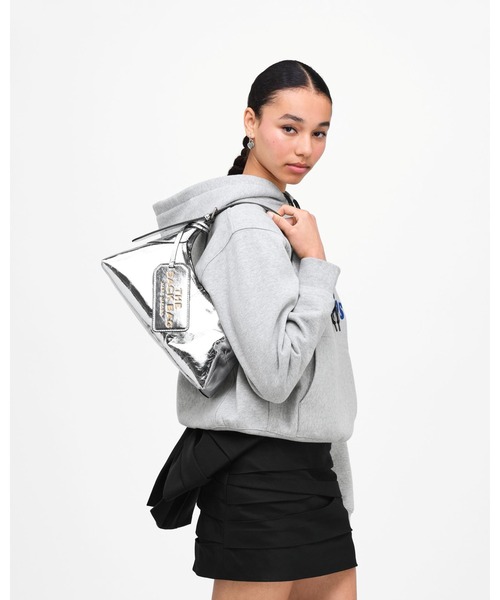 MARC JACOBS(マークジェイコブス)の「METALLIC CRINKLE SMALL SACK BAG/メタリック クリンクル スモール サック バッグ(ショルダーバッグ・レディース・シルバー・ONE SIZE)」の2枚目の写真