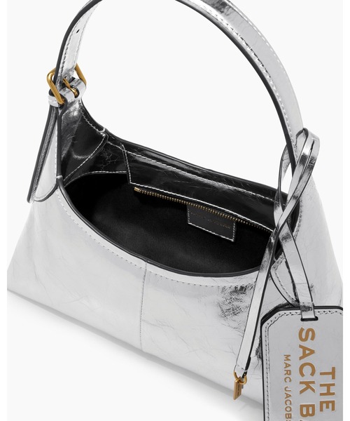 MARC JACOBS(マークジェイコブス)の「METALLIC CRINKLE SMALL SACK BAG/メタリック クリンクル スモール サック バッグ(ショルダーバッグ・レディース・シルバー・ONE SIZE)」の4枚目の写真